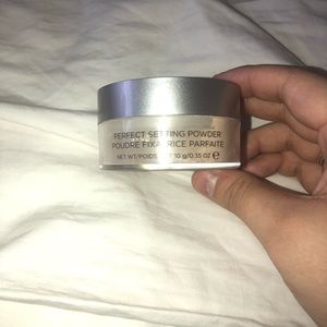 Cover FX setting powder